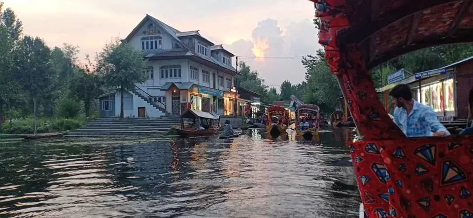 Photo of Dal Lake, Srinagar by krishna kumar