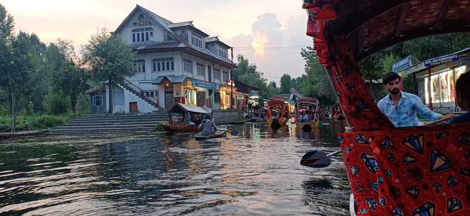 Photo of Dal Lake, Srinagar by krishna kumar