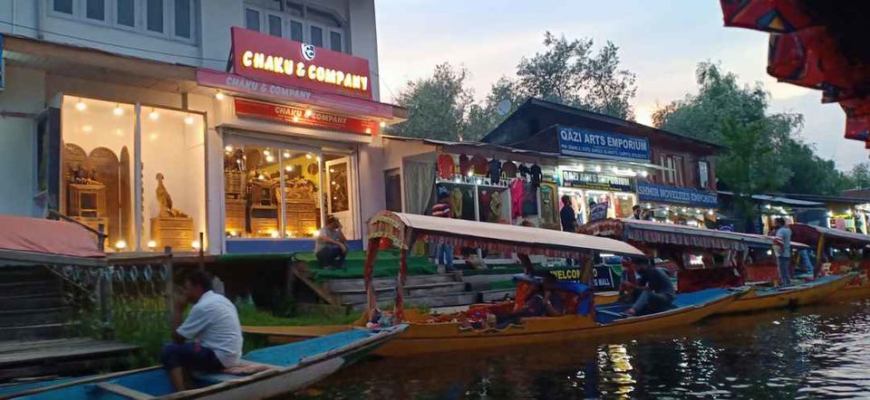 Photo of Dal Lake, Srinagar by krishna kumar