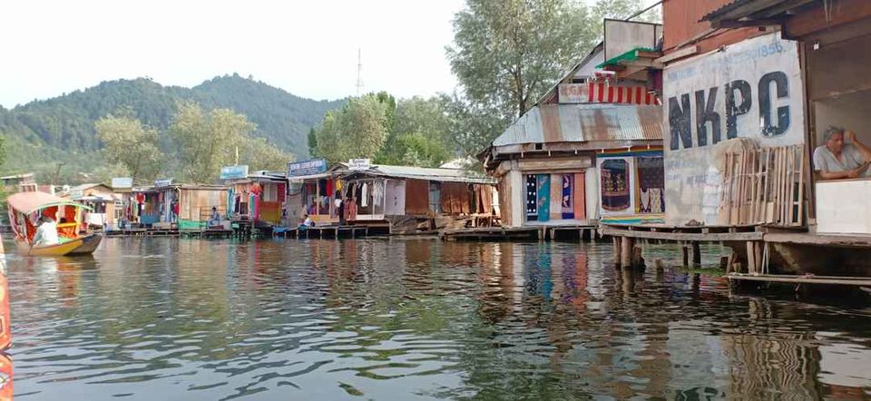 Photo of Dal Lake, Srinagar by krishna kumar
