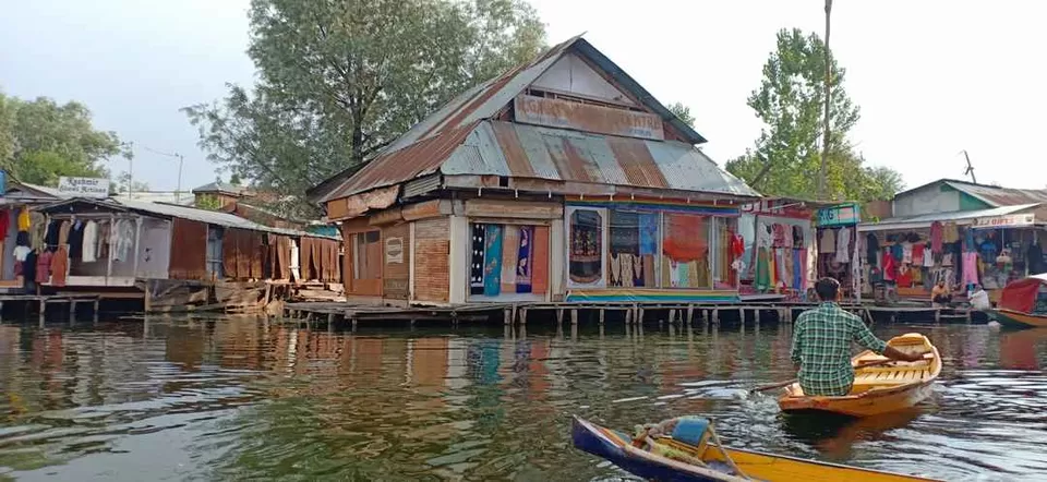 Photo of Dal Lake, Srinagar by krishna kumar