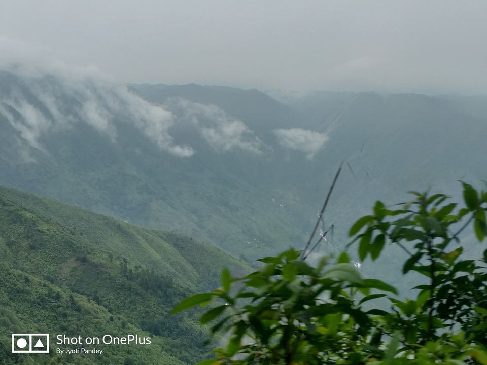 Photo of Mawjngih Lapynshongdor View Point, National Highway 206, Mawkajem, Meghalaya, India by Jyoti Pandey