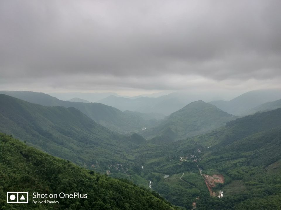 Photo of Mawjngih Lapynshongdor View Point, National Highway 206, Mawkajem, Meghalaya, India by Jyoti Pandey