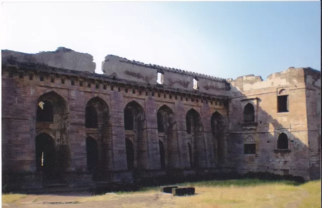 Photo of Hindola Mahal, Jahaj Mahal internal Road, Sulibardi, Madhya Pradesh, India by Krishan Ramani
