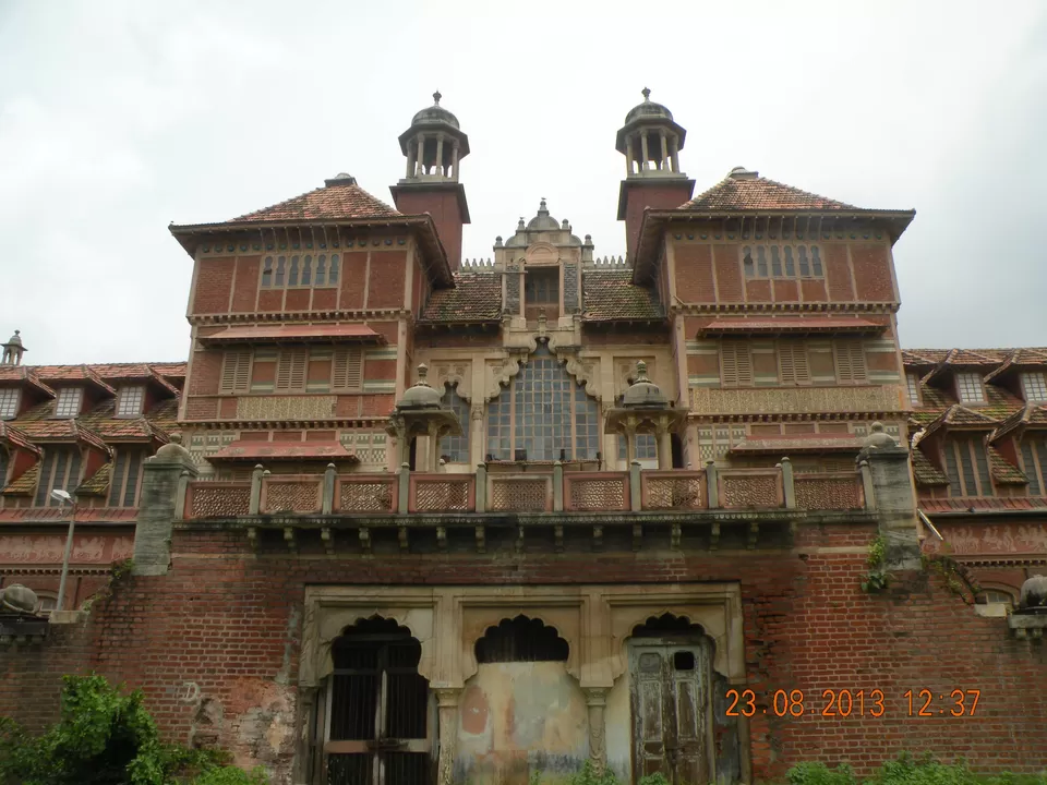 Photo of Museum, Baroda, Gujarat, India by Krishan Ramani