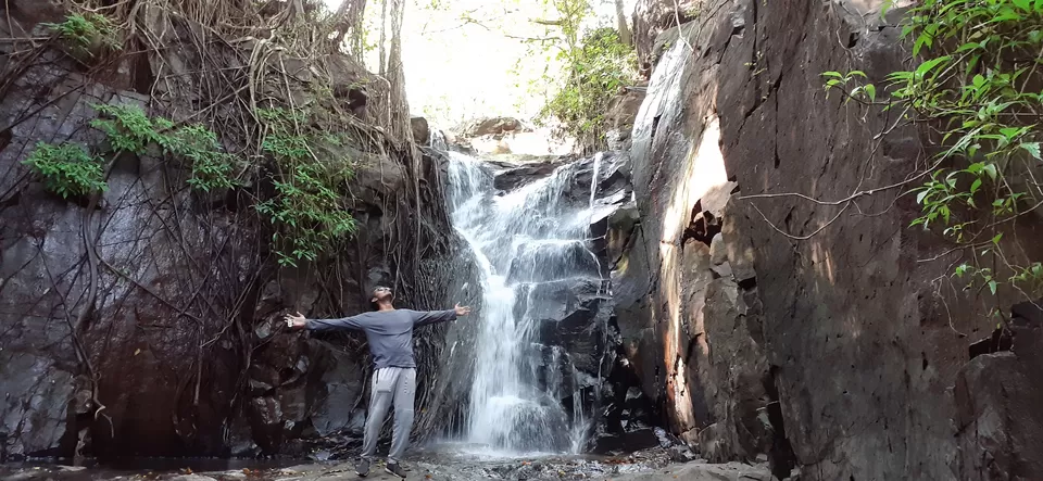 Photo of Nivendi waterfall, Nivendi, Maharashtra, India by Eswar Ch