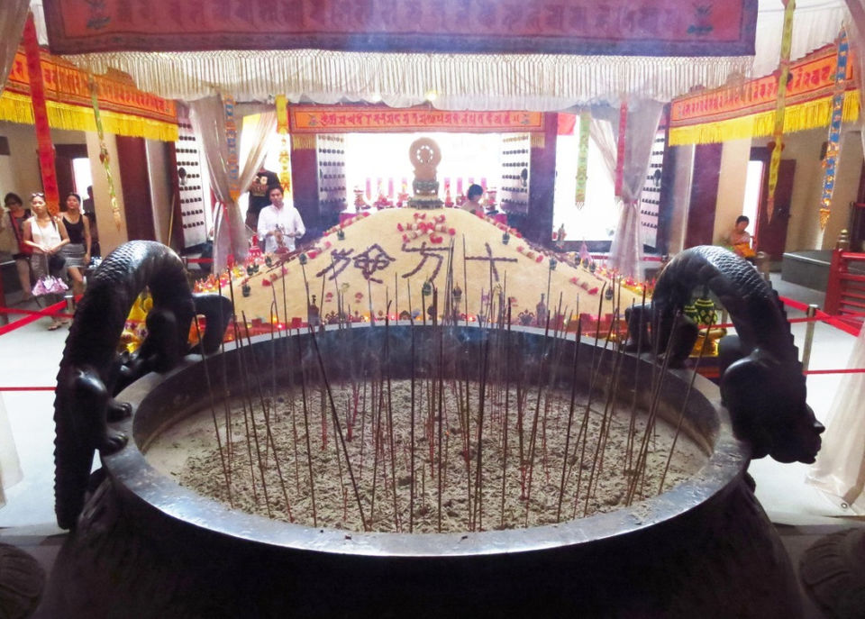 Photo of A brush with Buddhism at the Buddha Tooth Relic Temple by Ankita & Mohit