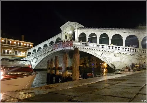 Photo of Rialto Bridge, Venice, Italy by Sanghita Nandi