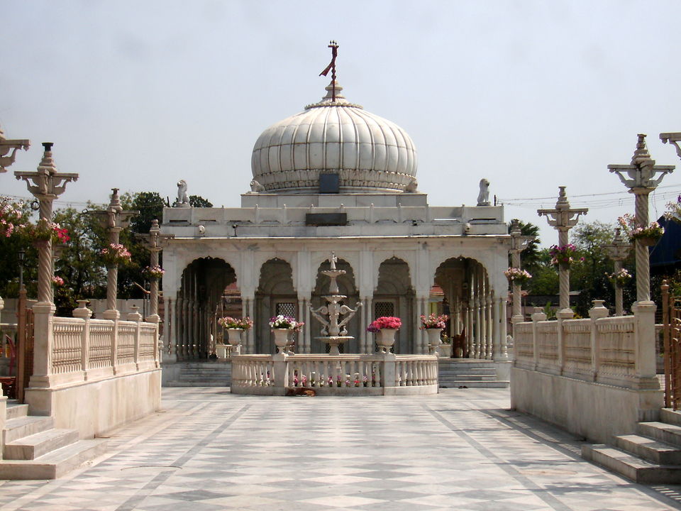 Photo of Pareshnath Jain Temple by Debashree Roy