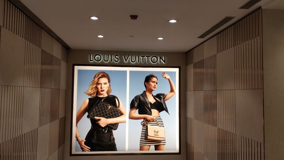 Photo of LANDMARK - LANDMARK ATRIUM, Queen's Road Central, Central, Hong Kong by Prateek Gupta