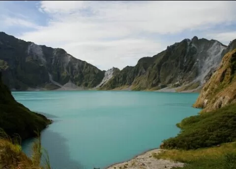 Photo of Mount Pinatubo, Botolan, Central Luzon, Philippines by Nima Cu