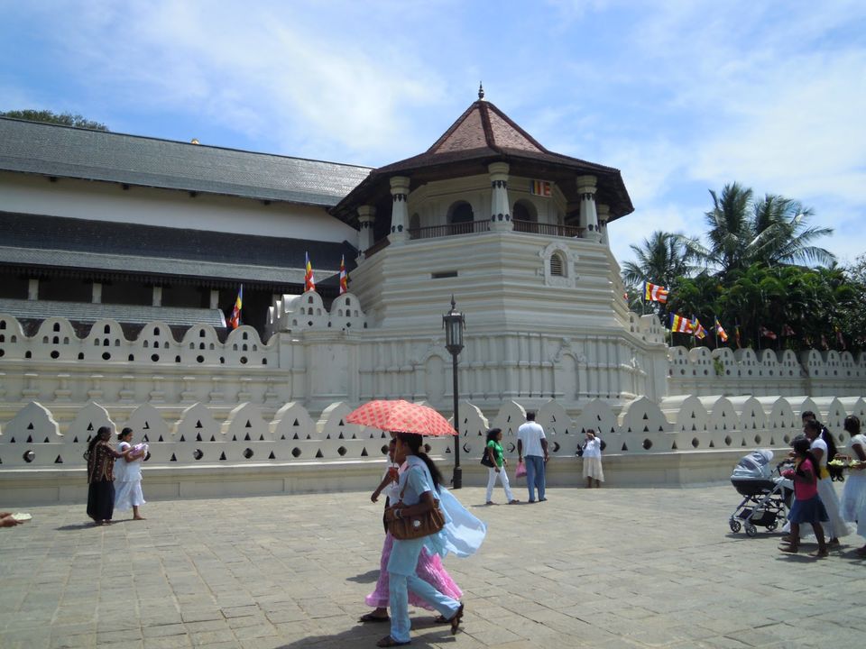 Photo of Kandy Lake, Kandy, Central Province, Sri Lanka by My Life in Sin