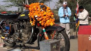 बुलेट बाइक की पूजा करता है राजस्थान का ये मंदिर, इसकी कहानी सुनकर हो जाएँगे हैरान!