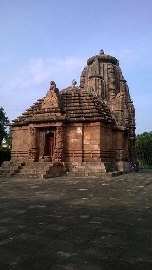 Raja Rani Temple 1/4 by Tripoto
