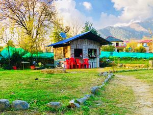 This Travelling couple is paving path for you to shape your dreams of living your life your way!