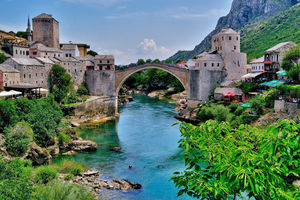 Nero in Bosnia: Walking in Mostar