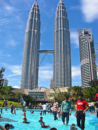 Petronas Twin Towers 1/18 by Tripoto