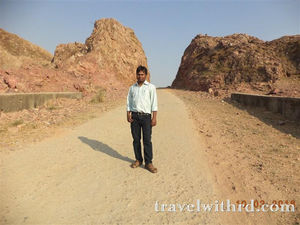 दशरथ मांझी: पर्वत से भी ऊँचे एक पुरुष की कहानी (Dashrath Manjhi: The Mountain Man) - Travel With RD
