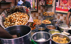 Top 10 delicious street food in Delhi