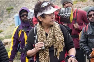 When Indiahikes trekkers ran into legendary mountaineer Bachendri Pal