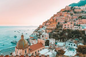 Choose a good hotel or hostel when you are travelling Italy.