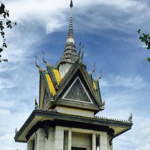 Backpacking Phnom Penh : Friendly Girls , Cold Beer And Streets Full Of Range Rovers