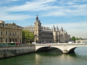 Conciergerie 1/1 by Tripoto