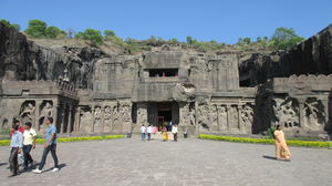 Allur!ng ElloRA