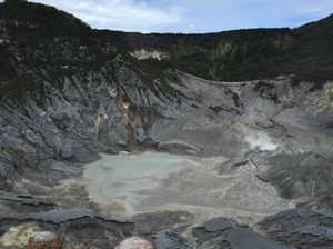 Tangkuban Perahu 1/2 by Tripoto