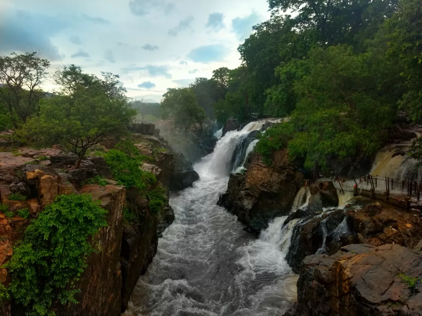 Photo of Hogenakkal Waterfalls By Mohd Hamzah