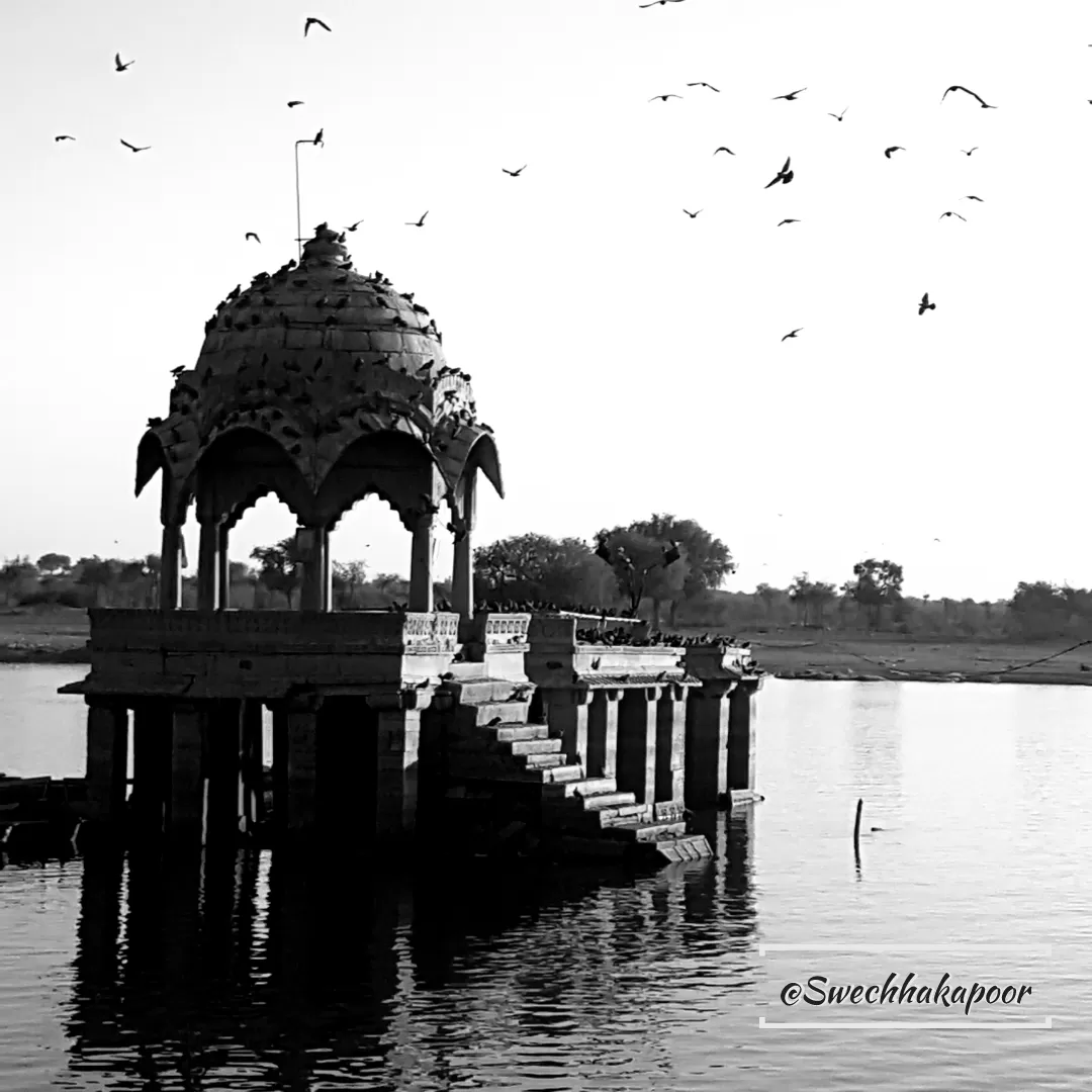 Photo of Gadisar Lake By Swechha Kapoor (@insatiable_traveller)