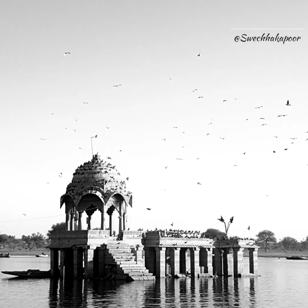 Photo of Gadisar Lake By Swechha Kapoor (@insatiable_traveller)