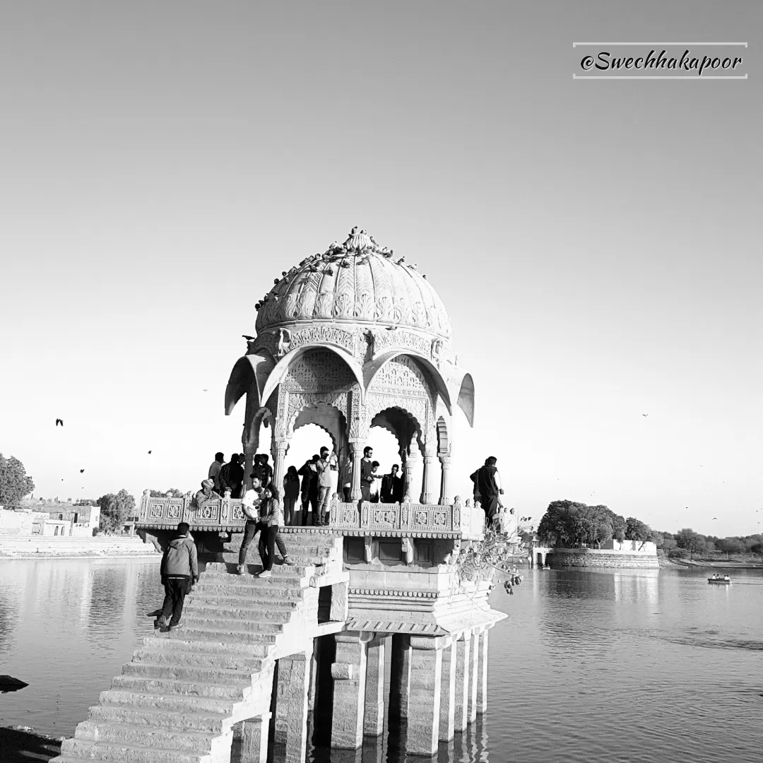 Photo of Gadisar Lake By Swechha Kapoor (@insatiable_traveller)