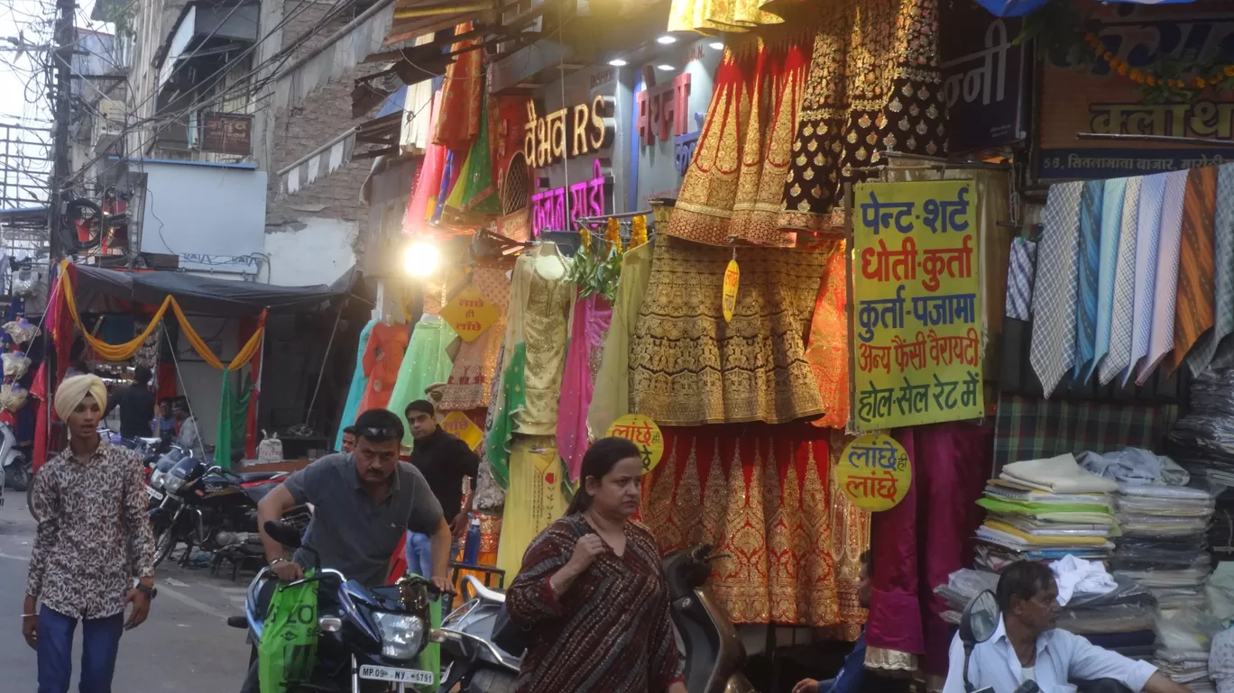 Photo of Maharaja Tukoji Rao Holker Cloth Market By Behind The Lense Vlog 