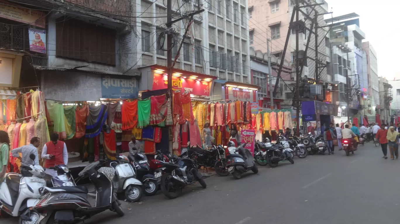 Photo of Maharaja Tukoji Rao Holker Cloth Market By Behind The Lense Vlog 