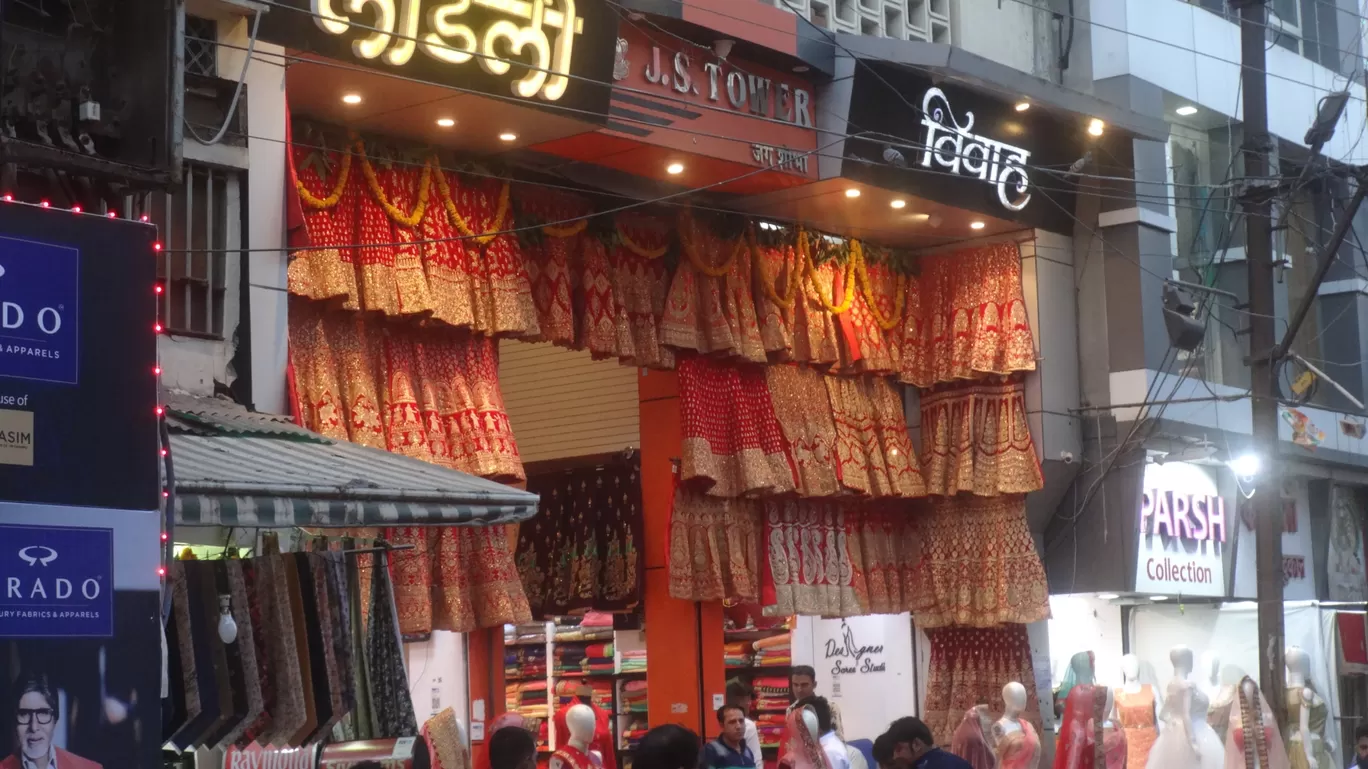 Photo of Maharaja Tukoji Rao Holker Cloth Market By Behind The Lense Vlog 