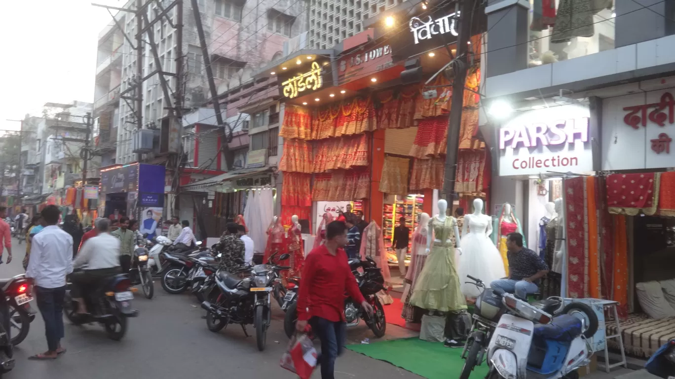 Photo of Maharaja Tukoji Rao Holker Cloth Market By Behind The Lense Vlog 
