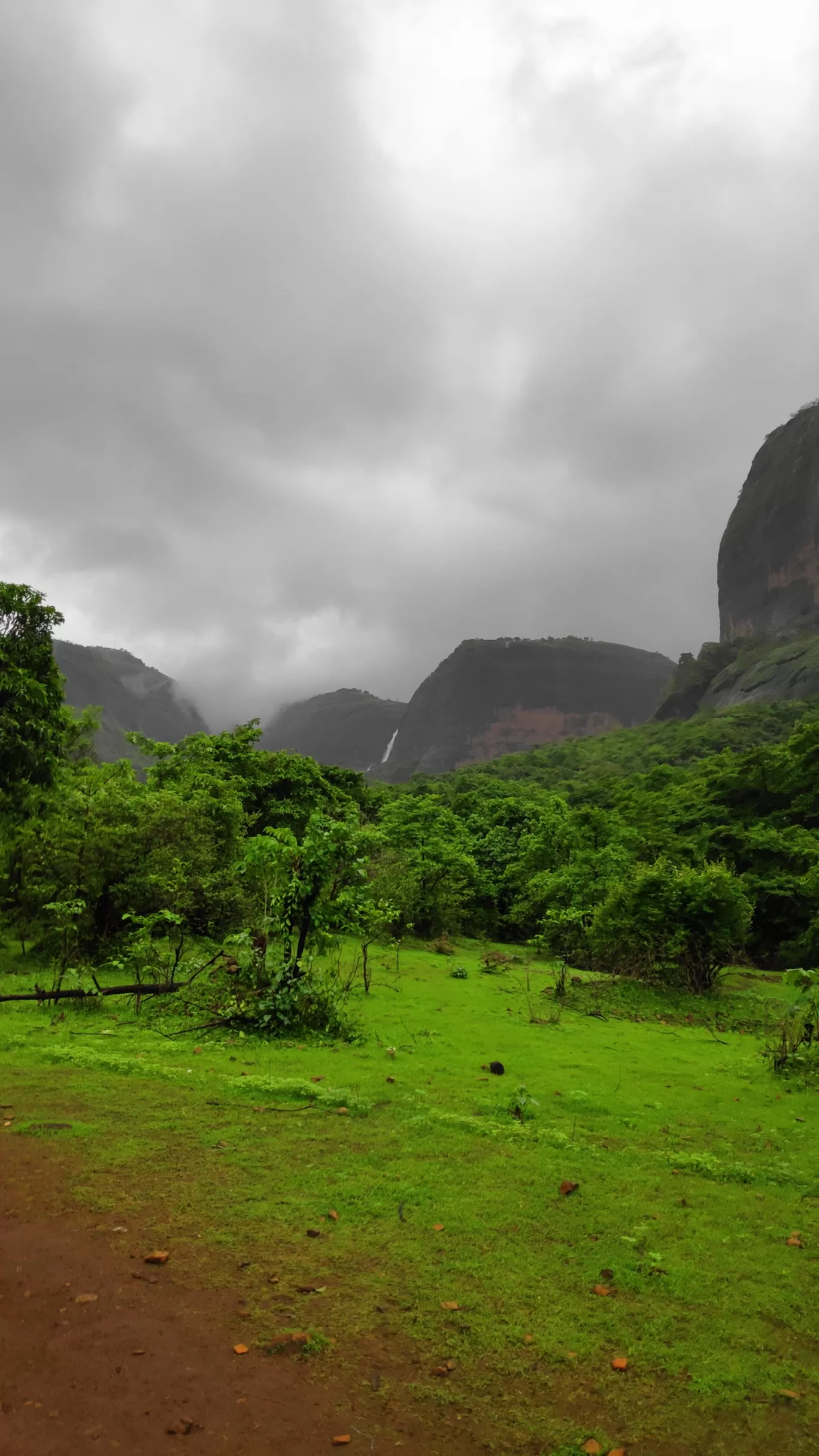 Photo of Devkund Waterfall By Deepanshu Gupta