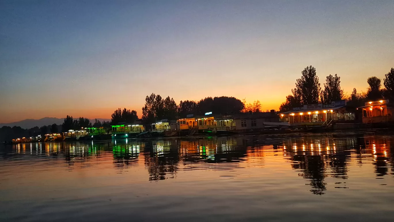 Photo of Dal Lake By Pooja Khandelwal