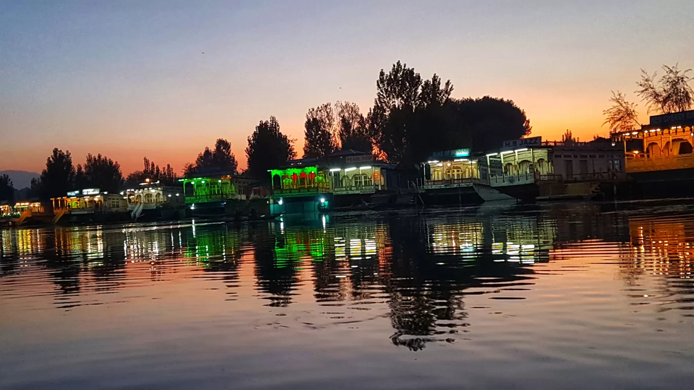 Photo of Dal Lake By Pooja Khandelwal