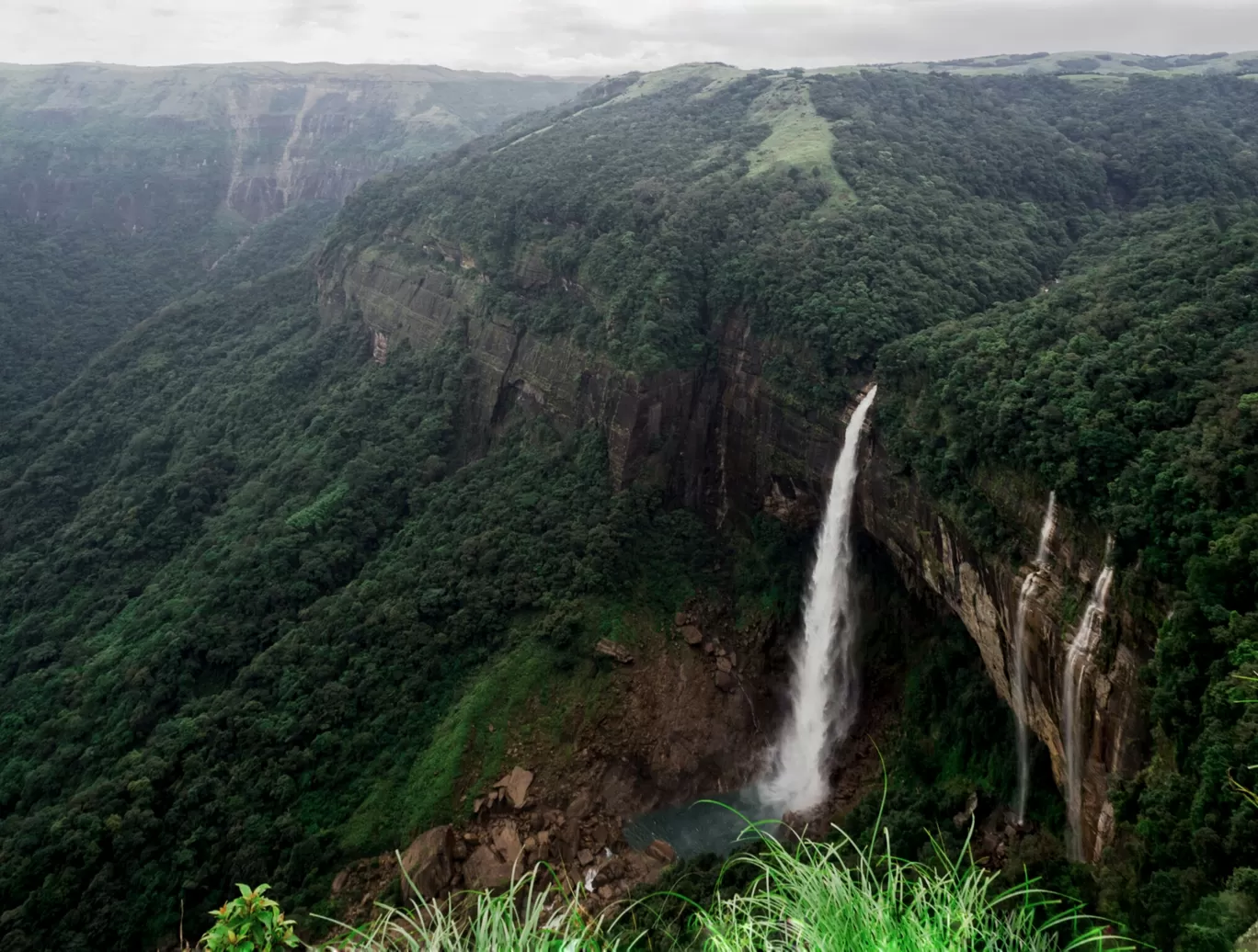 Photo of NohKaLikai Falls By Surekha Bhavimani