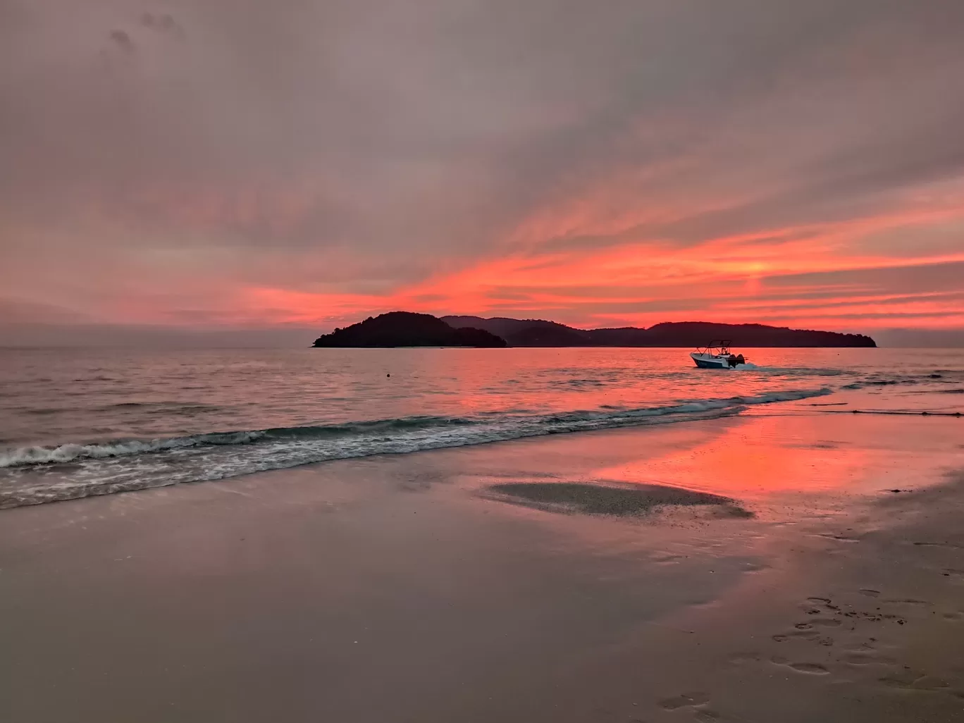 Photo of Cenang Beach By Raja Ghosal