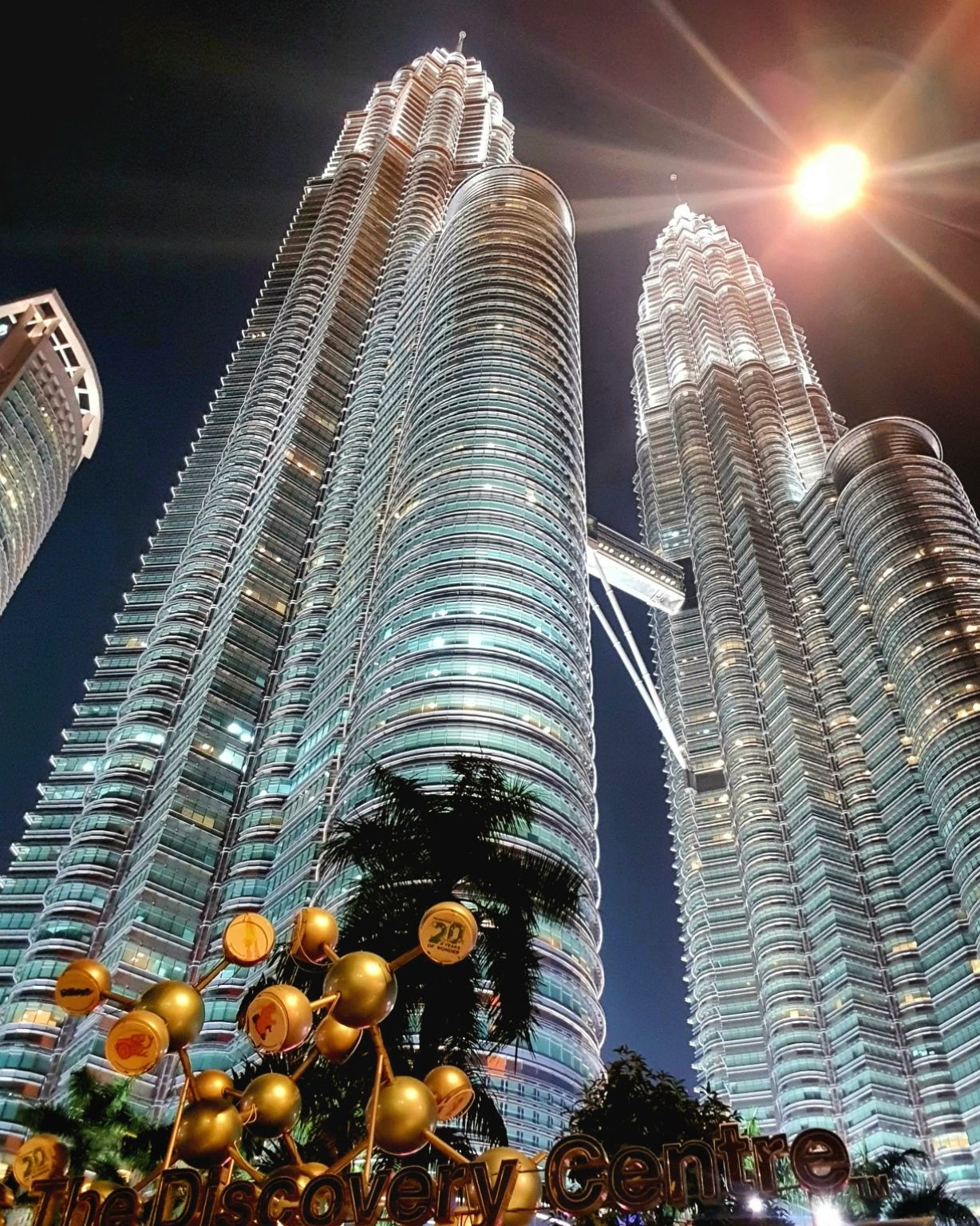 Photo of Petronas Twin Towers By De WANDERER Soul