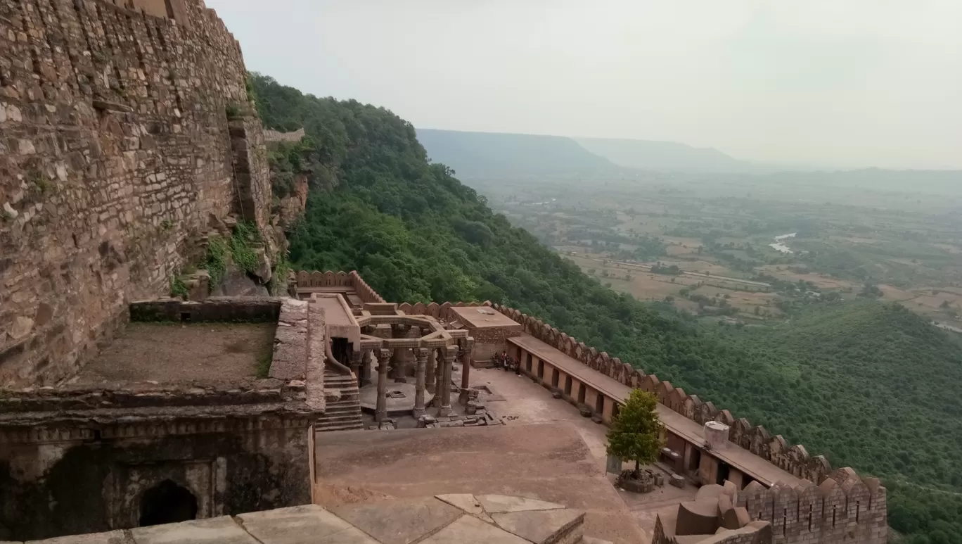 Photo of Kalinjar Fort By Hardik Dwivedi