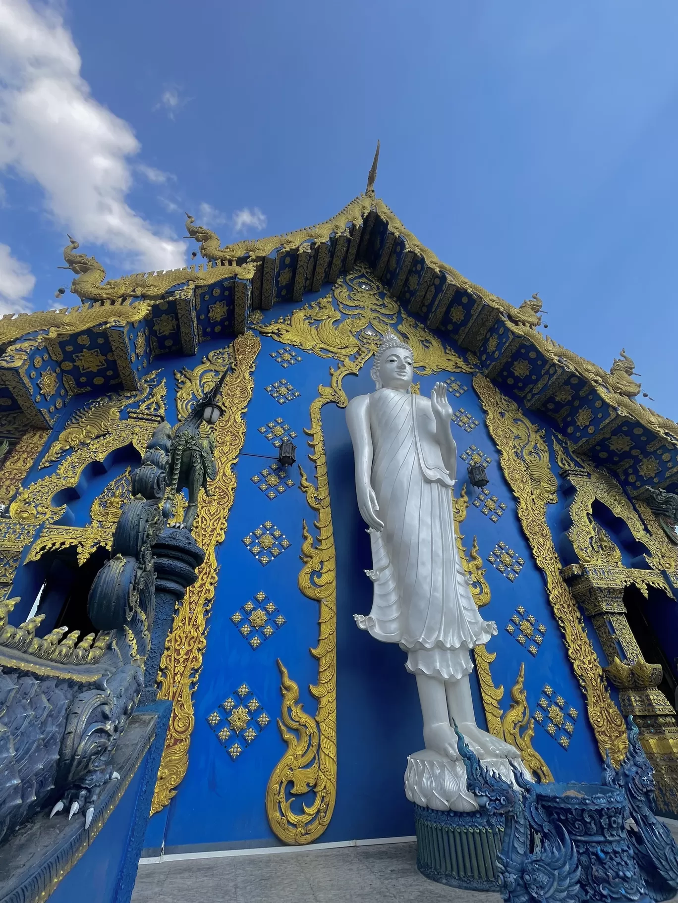 Photo of Wat Rong Suea Ten (Blue Temple) By Shraddha Ramane