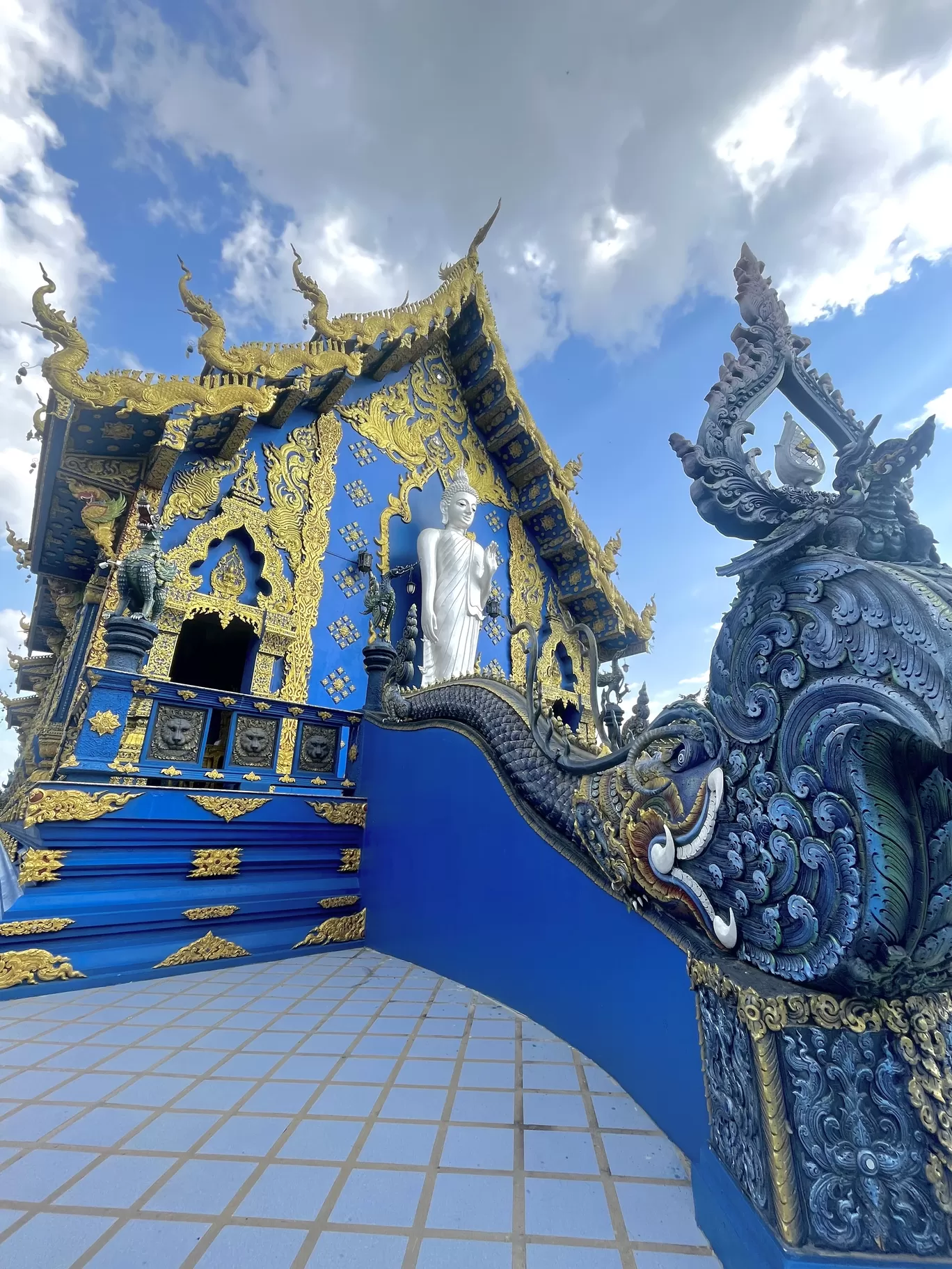 Photo of Wat Rong Suea Ten (Blue Temple) By Shraddha Ramane
