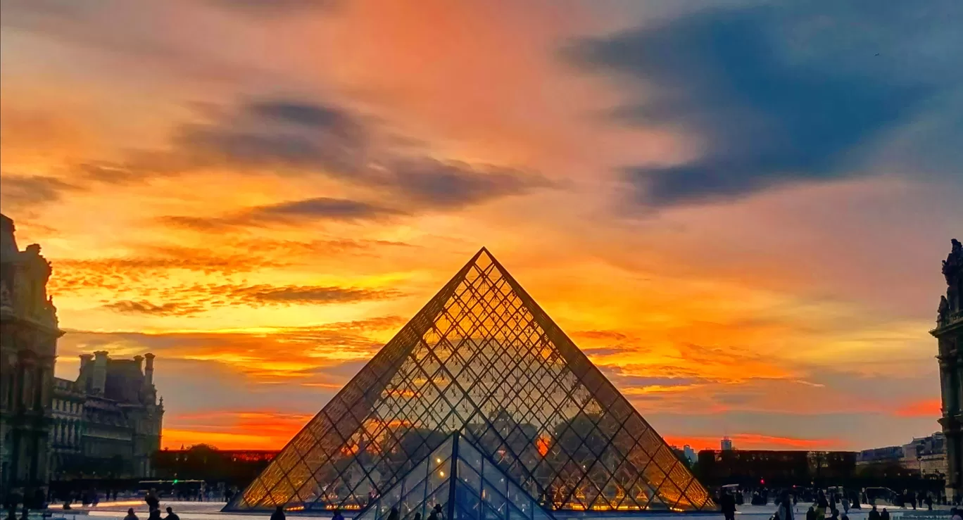 Photo of Louvre Pyramid By Permanent.Trippers
