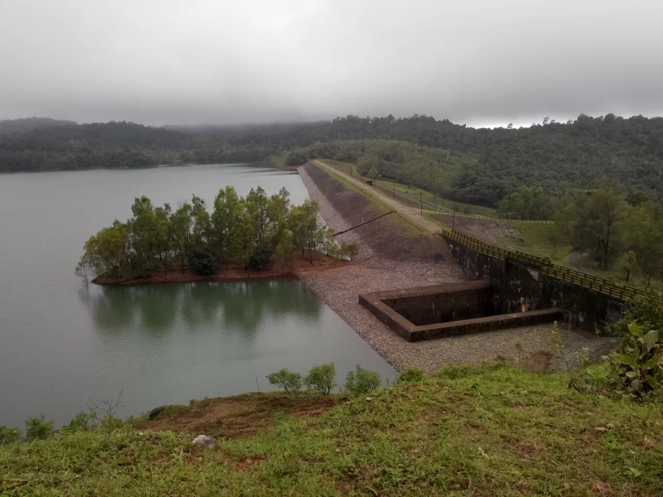 Photo of Savehaklu Reservoir By vijay hegde