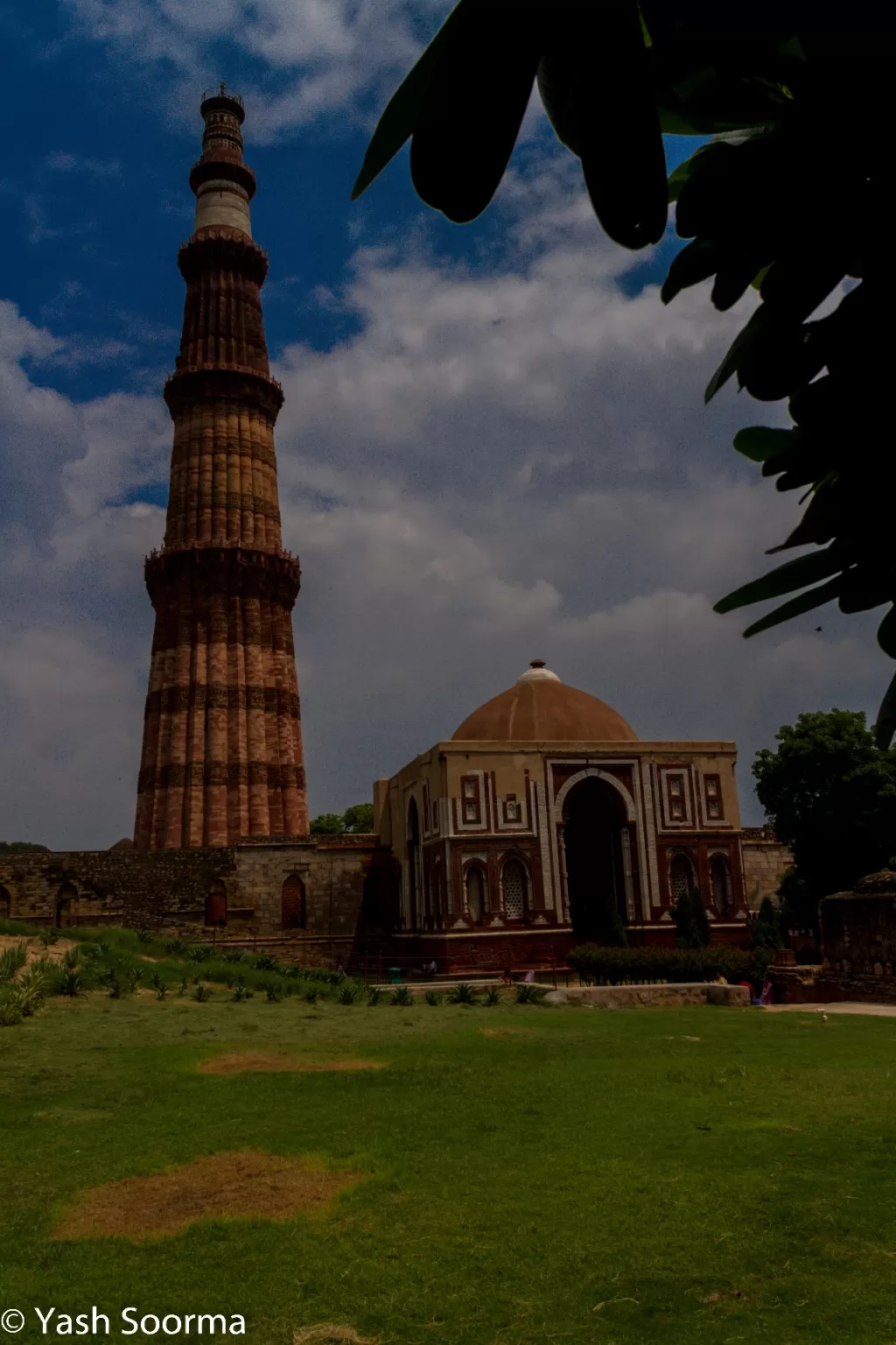 Photo of Qutub Minar Complex By Yash Soorma