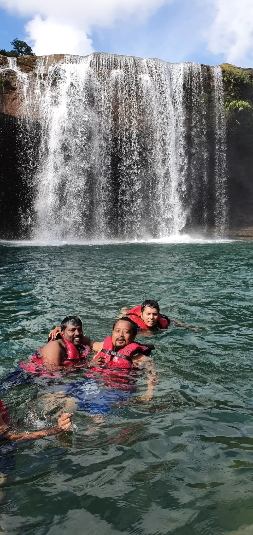 Photo of Krang Shuri Waterfall By thushar ys